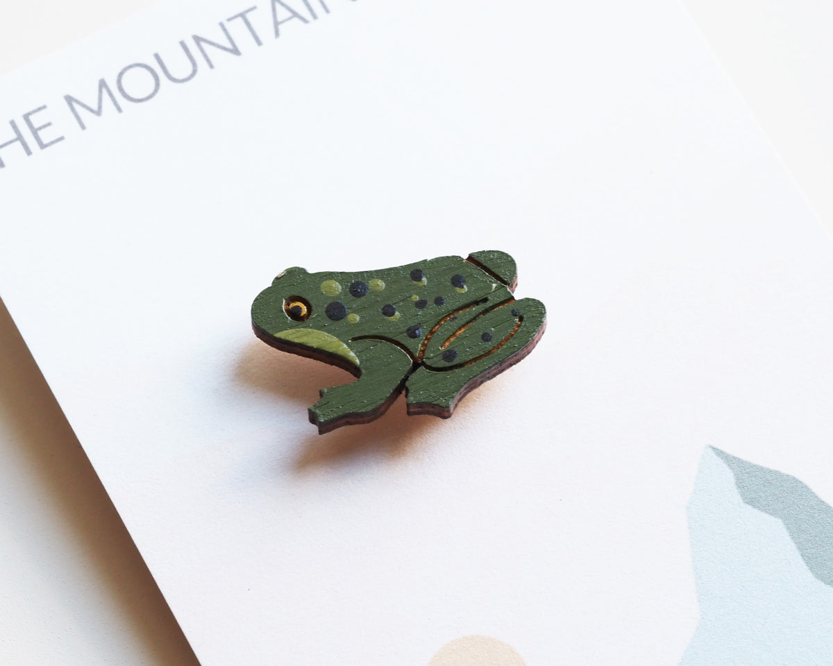 Mini Common Frog Pin Badge – Hand-Painted Bamboo Wildlife Gift