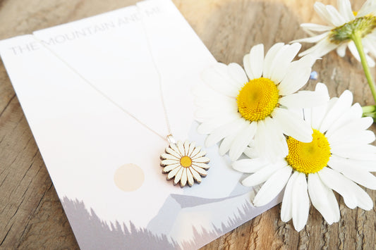 wooden.daisy.necklace