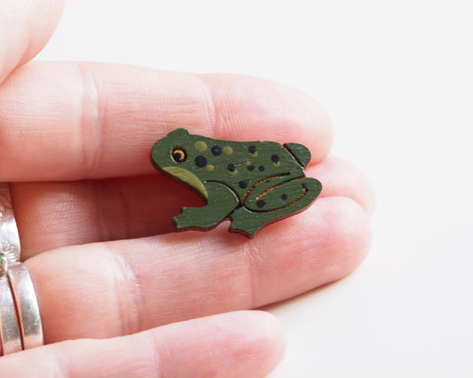 Mini Common Frog Pin Badge – Hand-Painted Bamboo Wildlife Gift