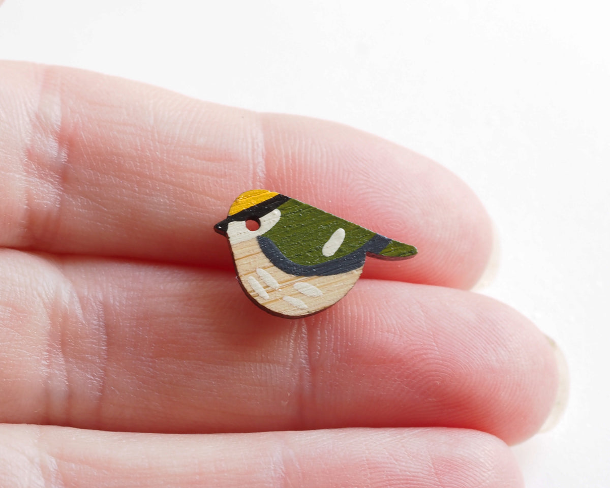 Mini Goldcrest Pin Badge – Hand-Painted Bamboo Bird